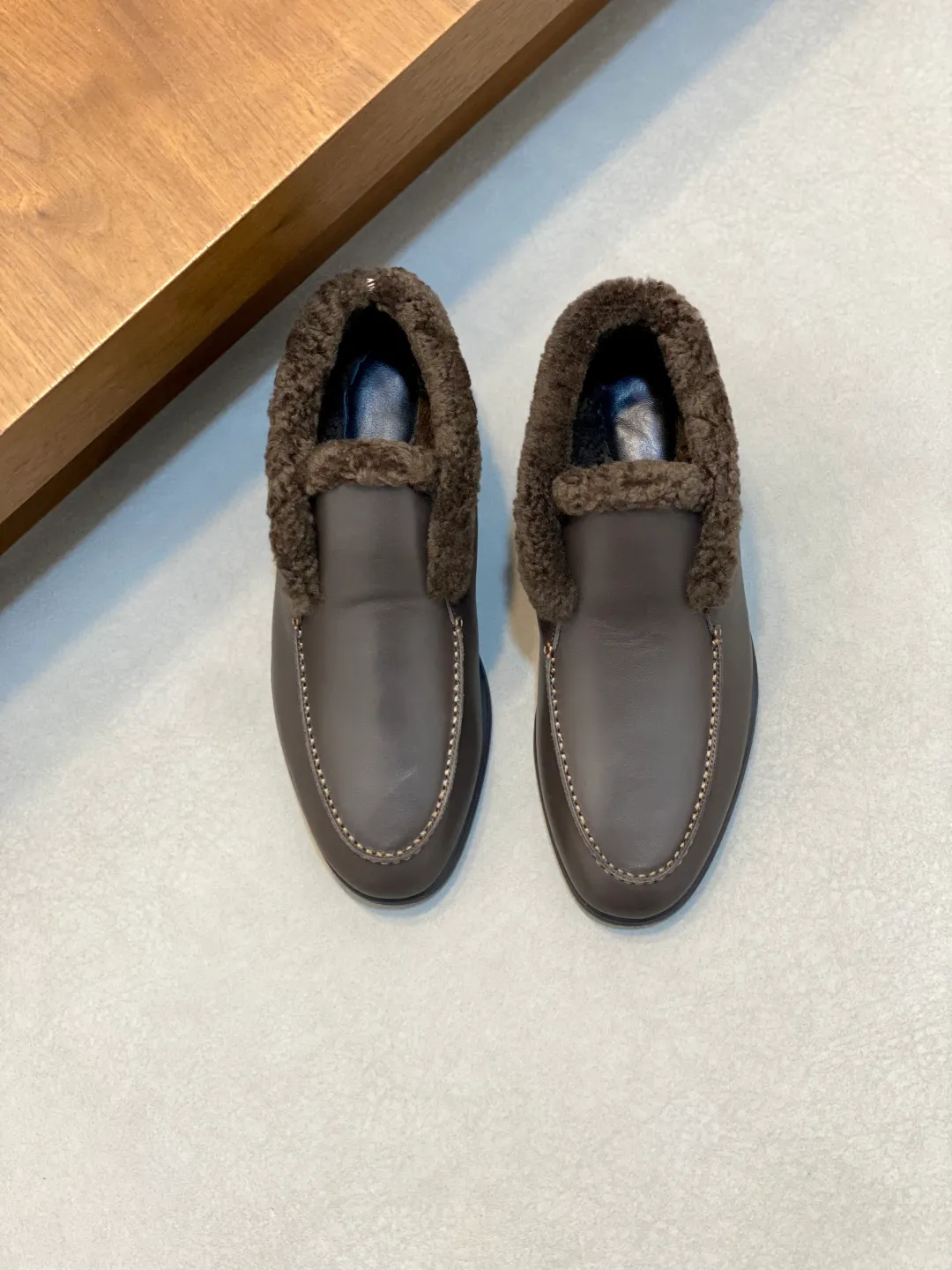 Men's Men's Shoes💰860 LoroPiana/nuoyoupiana men's new autumn and winter wool shoes, Dongguan-made raw materials are in great demand! This casual shoe is made of imported calfskin, with a full wool lining and insole for an extraordinarily comfortable and warm wearing experience. The ultra-light two-color rubber sole creates a charming modern aesthetic. There is an LP logo on the bottom. The style is simple and fashionable, and the upper foot is comfortable, warm and breathable! Comes complete with original box packaging! Size: 39-40-41-42-43-44 standard leather shoe size (45/46 can be customized but does not support returns)